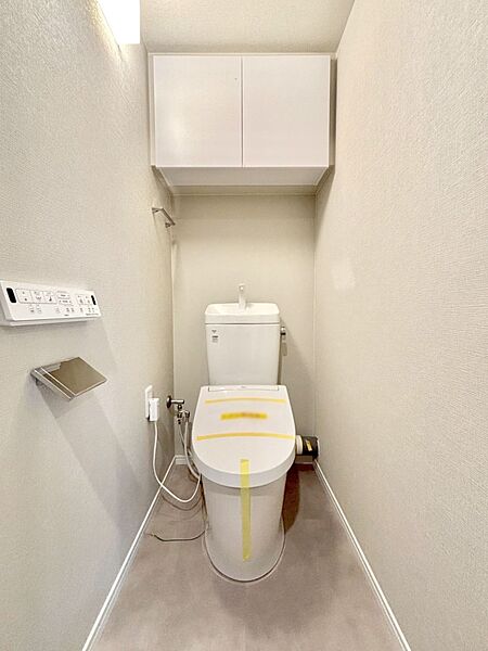 明るく清潔感のあるトイレです。