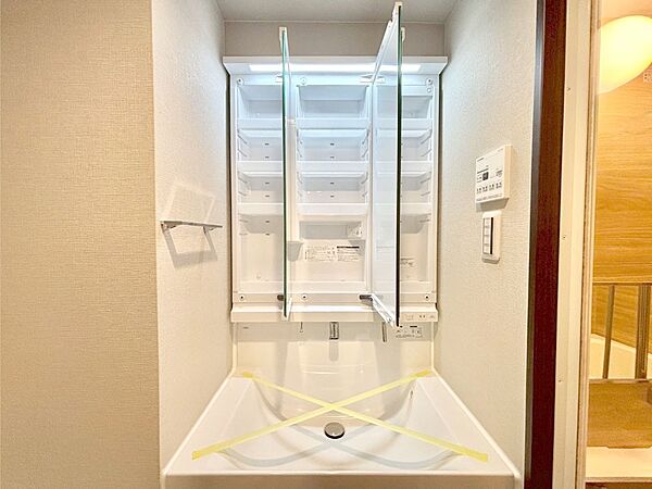 三面鏡の裏に、化粧品や衛生用品などを収納可能。洗面台をすっきりと保ちます！