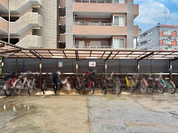 駐輪場は屋根付き