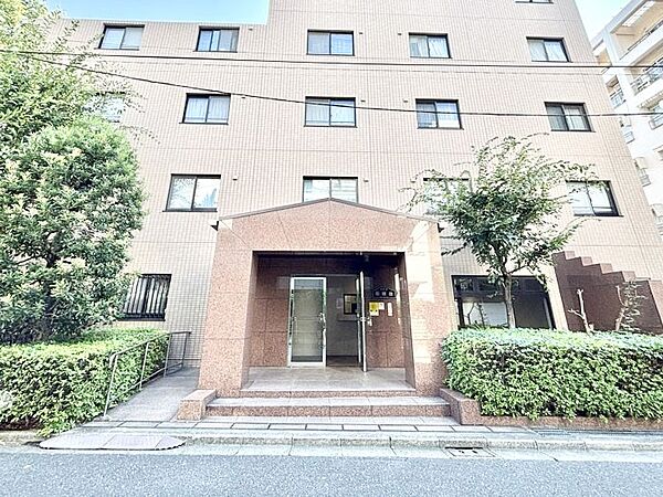 外観 綺麗なエントランスは、居住者を優しく迎えいれてくれます