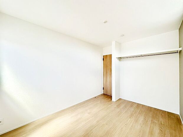 オープンクローゼット付きのお部屋でスッキリとした空間でゆったり寛げます。