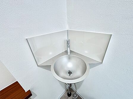 衛生面も安心!トイレ内に手洗器があり、ゲストも快適に使える親切設計