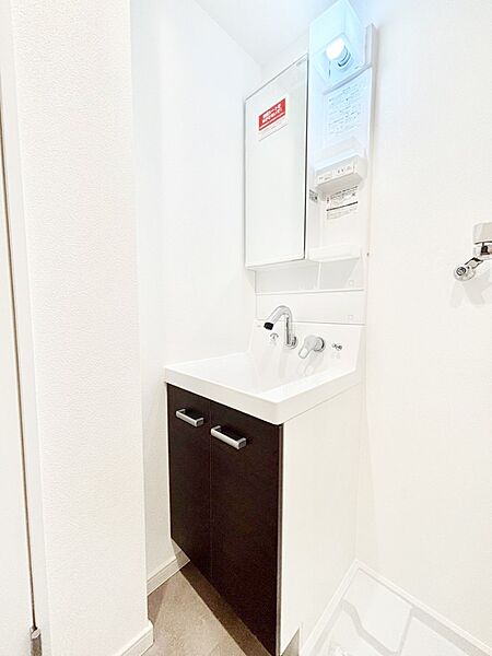 収納力と機能性に優れた洗面化粧台  　