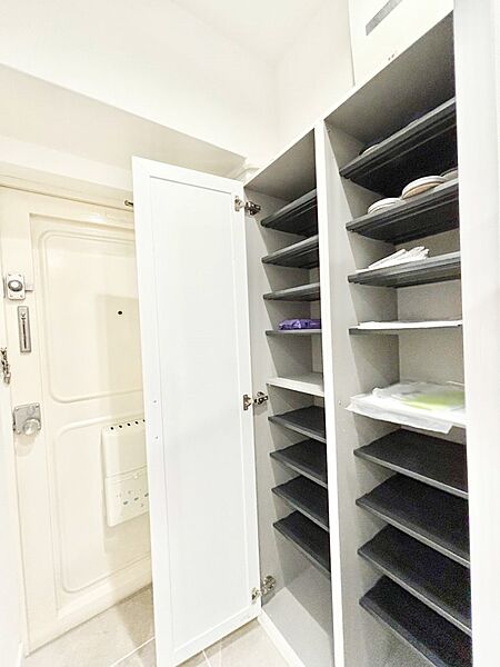 収納力ある下駄箱の活用で玄関廻りはいつでもスッキリ