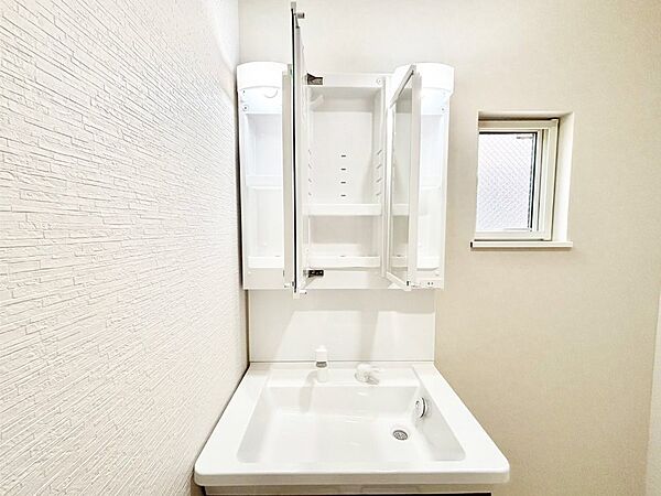 三面鏡の裏に、化粧品や衛生用品などを収納可能。洗面台をすっきりと保ちます！