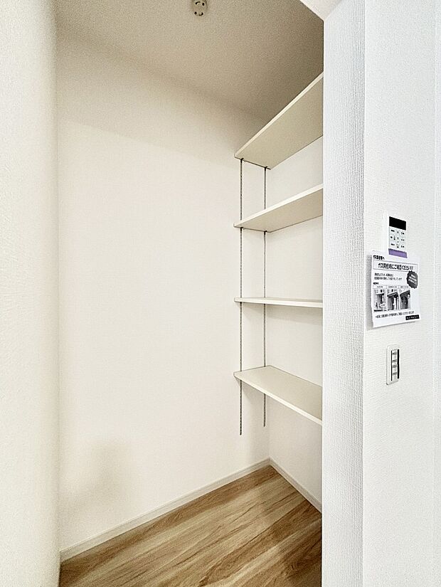 キッチンにはパントリー!食材のストックはもちろん、日用品の収納など使い方はいろいろ!
