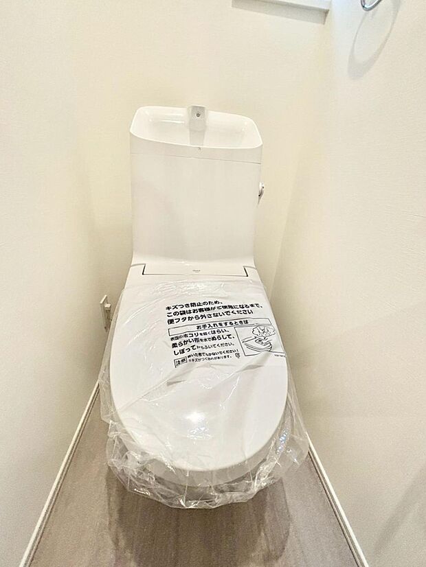 明るく清潔感のあるトイレです。