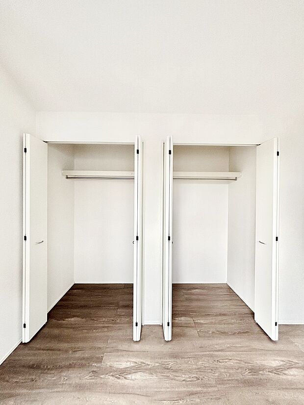 洋室のクローゼット。奥行きがあるので厚手の衣類もすっきり収まります。