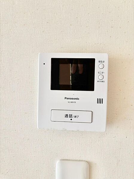 訪問者が一目でわかる安心のTVモニター付きインターホン。