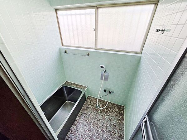 自然光がやわらかく差し込む落ち着いた浴室。1日の疲れもリフレッシュできそうですね