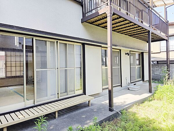 お庭を眺めながらゆったり過ごせる縁側付きです