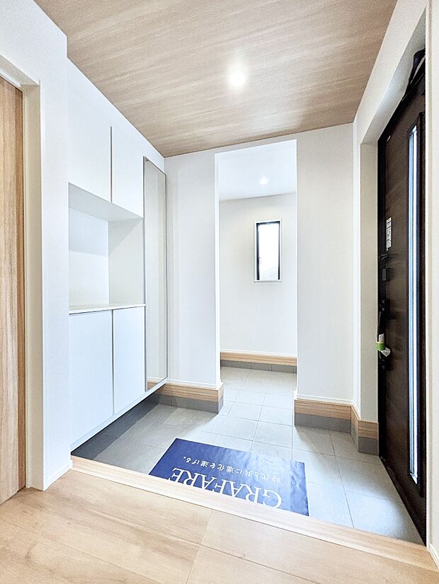 シューズインクローク付きの玄関。家族全員の靴や雨具などすっきり収納できます。