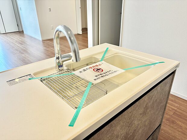 広々としたシンクでお料理やお皿洗いもラクラク快適に！