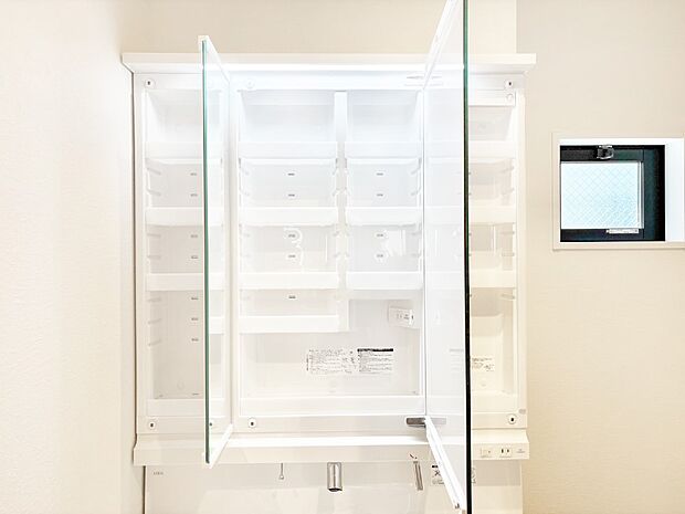三面鏡の裏に、化粧品や衛生用品などを収納可能。洗面台をすっきりと保ちます！