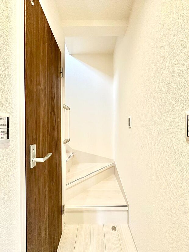 安全性を考慮し階段には手すりを設置しています