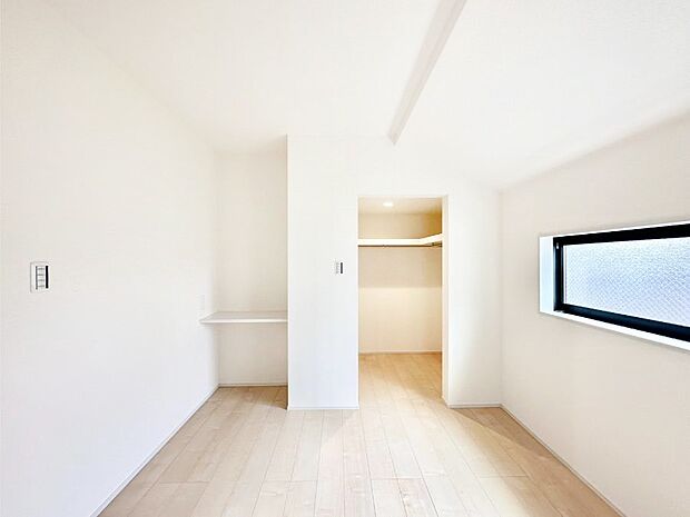 カウンター&WIC付きのお部屋でスッキリとした空間でゆったり寛げます。