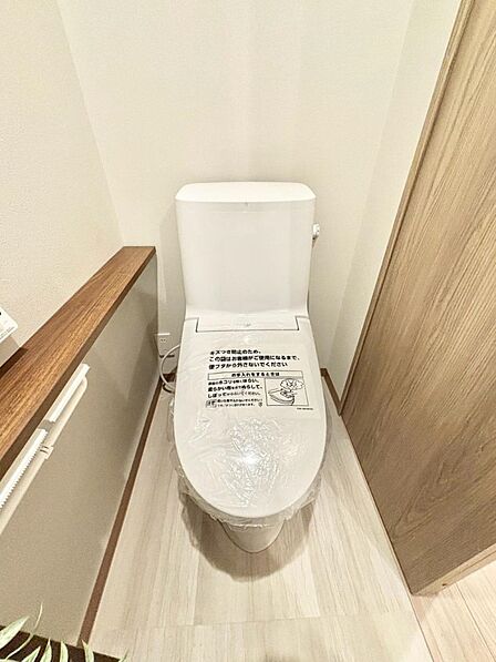 明るく清潔感のあるトイレです。