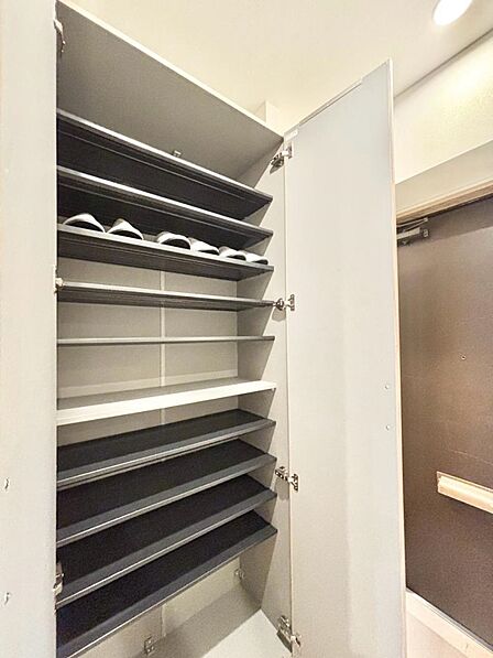 収納力ある下駄箱の活用で玄関廻りはいつでもスッキリ