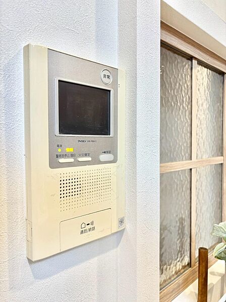 訪問者が一目でわかる安心のTVモニター付きインターホン。