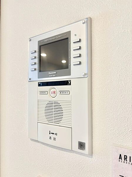 訪問者が一目でわかる安心のＴＶモニター付きインターホン。