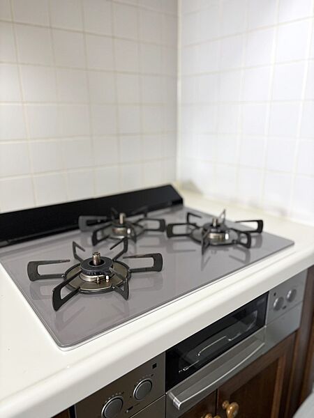 同時調理で時短も叶う三口コンロ。効率よく料理を楽しめます。