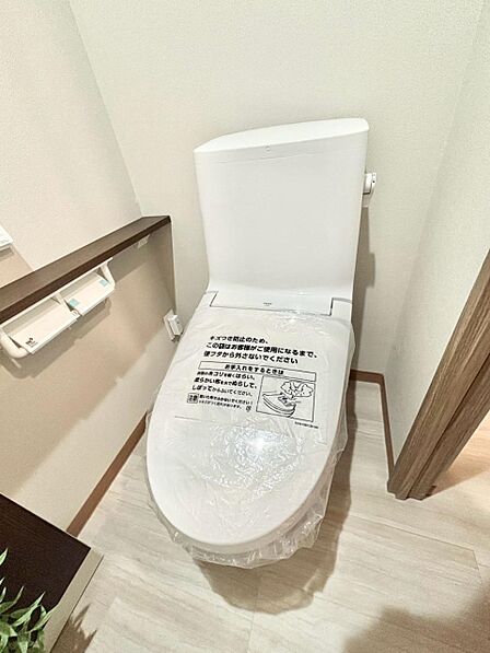 明るく清潔感のあるトイレです。