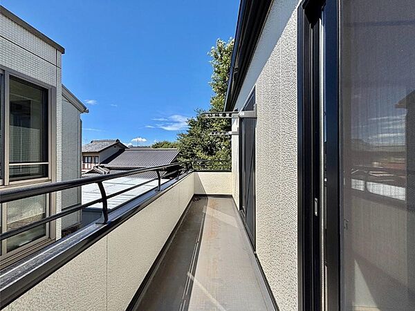 暖かな陽光が降り注ぐバルコニーはお洗濯におすすめ。爽やかな風も心地よいです。