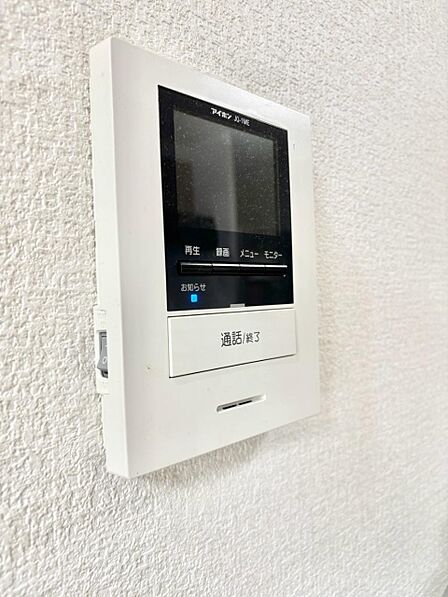 訪問者が一目でわかる安心のTVモニター付きインターホン。