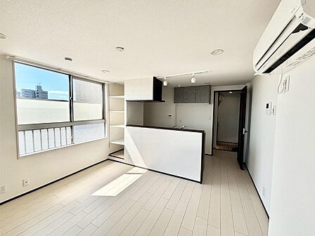 大きな窓からたっぷりの陽光と風を感じられるリビング