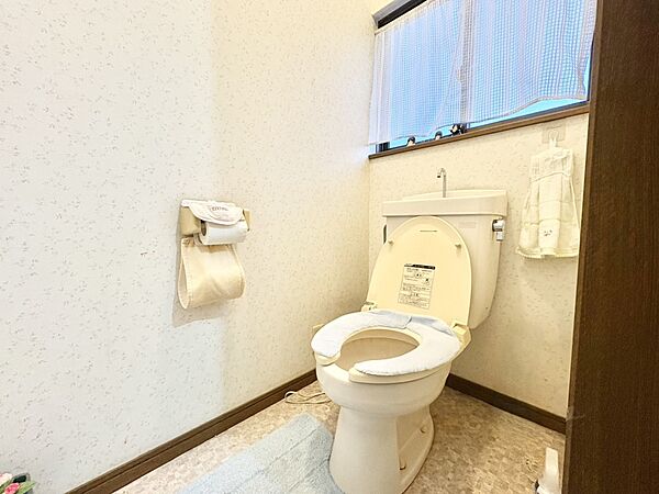 明るく清潔感のあるトイレです。