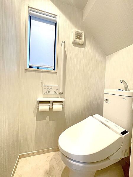 明るく清潔感のあるトイレです。