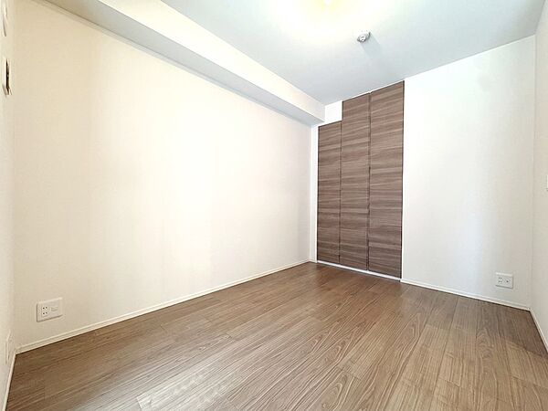 お子さまのお部屋としても！衣類の整理整頓に便利なクローゼット付きの洋室。