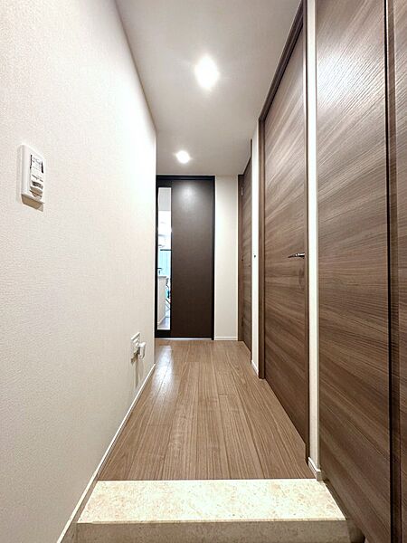 温もりある木目が優しく迎えてくれる、心地よい廊下空間