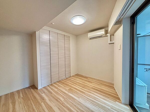 大型クローゼットを備えた寝室！お部屋を広く保ちゆったり休める空間です。