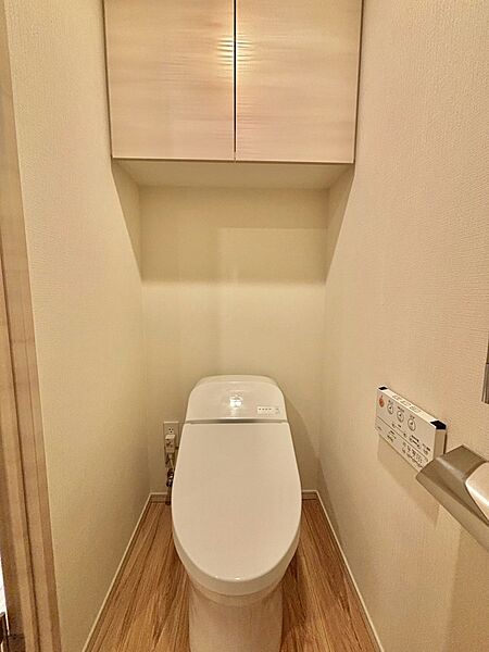 吊戸棚付きのすっきりとしたトイレ空間！快適なプライベートタイムを保ちます。