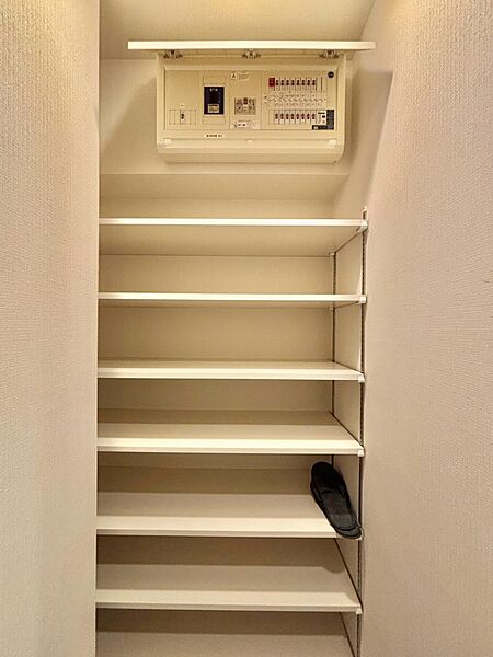 靴の長さに合わせて調整できる可動式下駄箱！玄関周りをいつも美しく保持。
