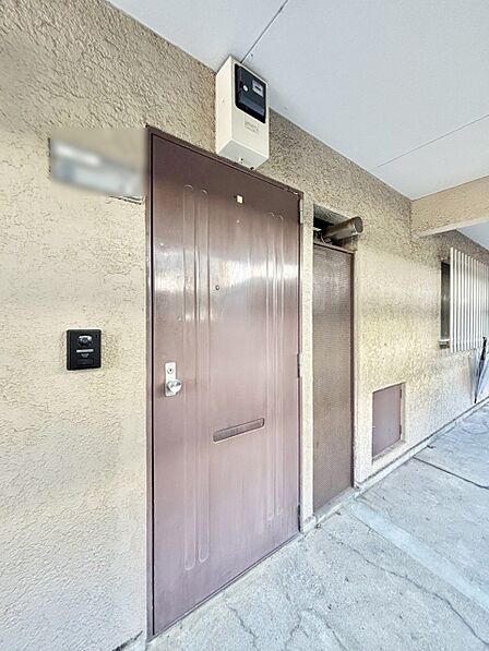 シンプルで落ち着いた雰囲気の玄関周り  　