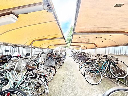 駐輪場は屋根付き