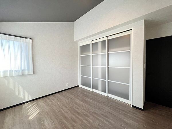 やさしい光がさしこむ居室はしっかり収納付き