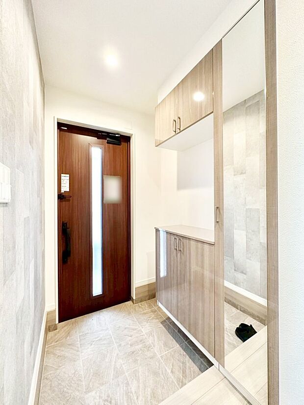 ガラススリットの入った玄関ドアが室内に光を届けてくれます