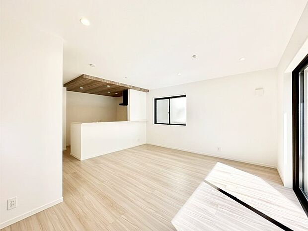 ご家族の賑やかな話し声で包まれる明るいリビング