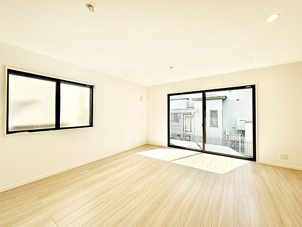 大きな窓からたっぷりの陽光と風を感じられるリビング