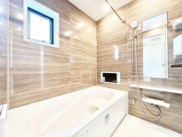 一日の疲れを癒してくれる明るい清潔感のあるバスルーム