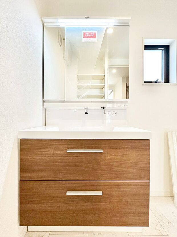 収納力と機能性に優れた洗面化粧台