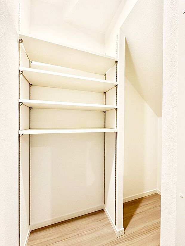 階段下スペースを活かした収納はリビングから利用できて便利