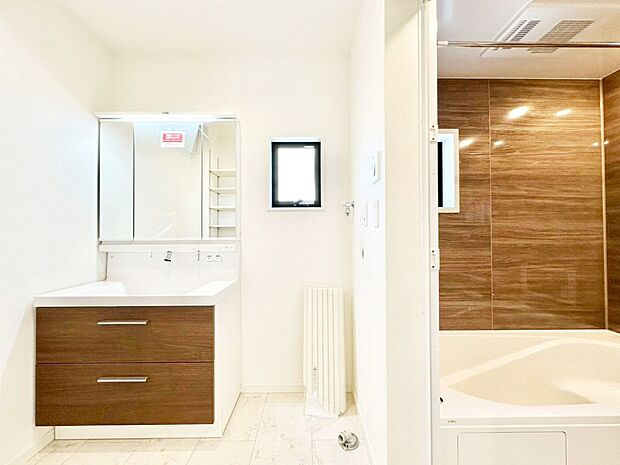 清潔感ある洗面化粧室で朝の身支度も快適