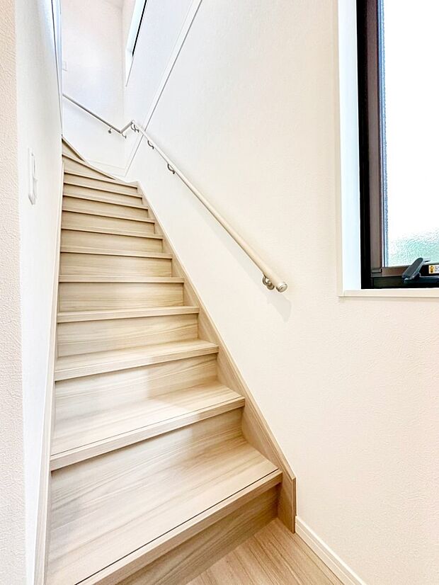 階段は手すり付きなので小さなお子さまやご高齢の方も安心です
