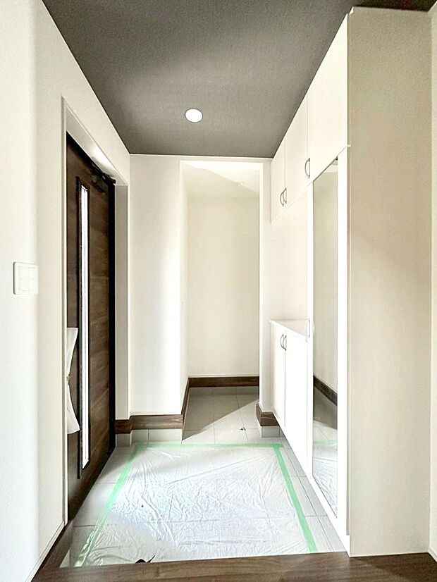 明るい玄関はお客様をお出迎えするのにぴったりです！ 