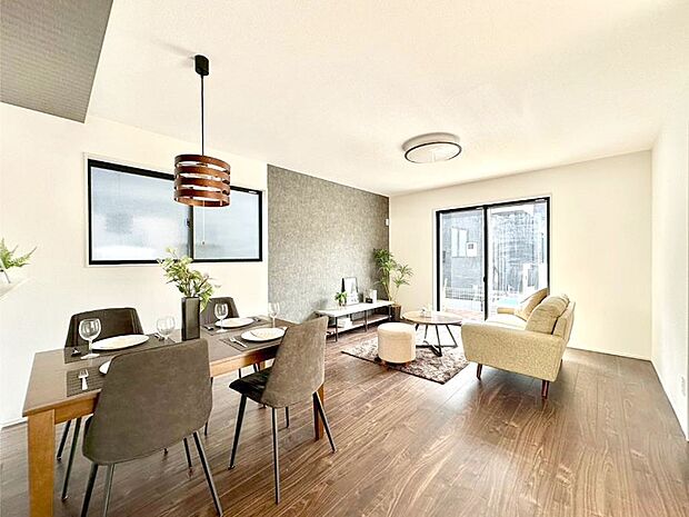 大きな窓からたっぷりの陽光と風を感じられるリビング