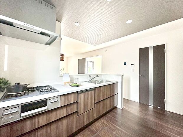 料理をしながらでもご家族との会話を楽しめる対面キッチン